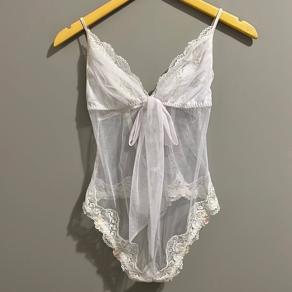 FREDERICK’S of HOLLYWOOD WHITE 1 PC